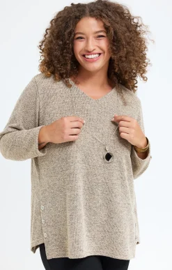Pull en maille brillante et collier