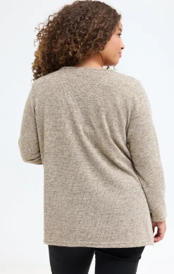 Pull en maille brillante et collier