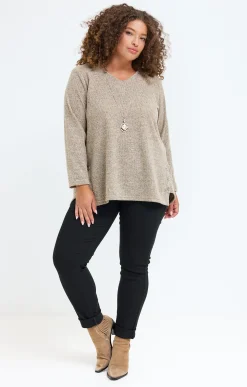 Pull en maille brillante et collier