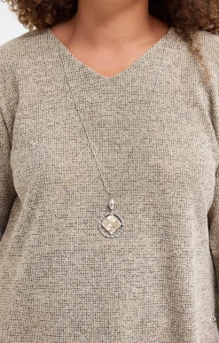 Pull en maille brillante et collier