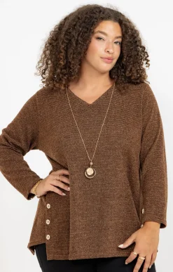 Pull en maille brillante et collier