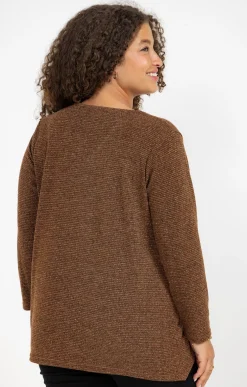 Pull en maille brillante et collier
