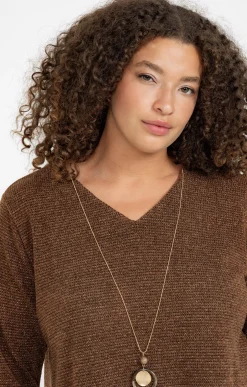 Pull en maille brillante et collier