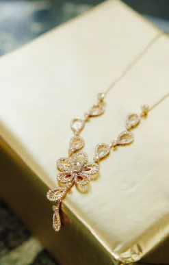 Ras-de-cou à fleurs et strass