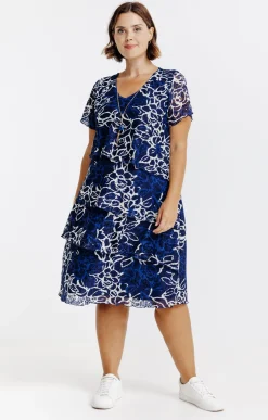 Robe en dentelle avec collier