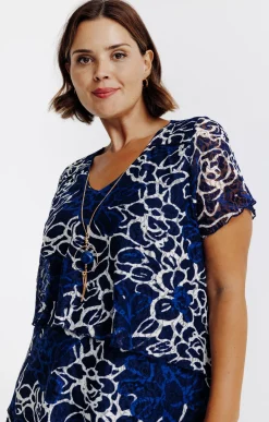 Robe en dentelle avec collier