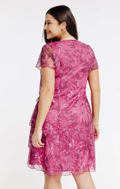 Robe en dentelle avec volants