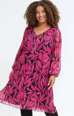 Robe imprimée plissée et collier