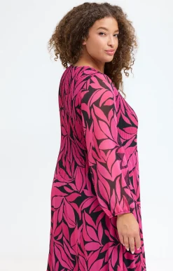 Robe imprimée plissée et collier