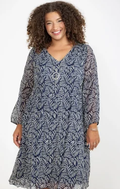 Robe imprimée plissée et collier