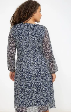 Robe imprimée plissée et collier