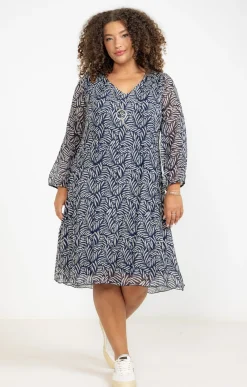 Robe imprimée plissée et collier