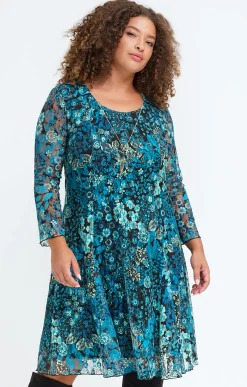 Robe patineuse en dentelle et collier