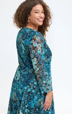 Robe patineuse en dentelle et collier