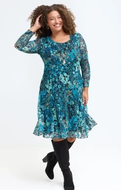 Robe patineuse en dentelle et collier