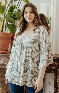 Tee-shirt forme poncho col V et collier