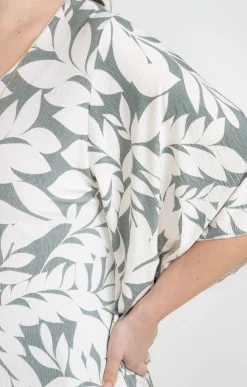 Tee-shirt forme poncho col V et collier