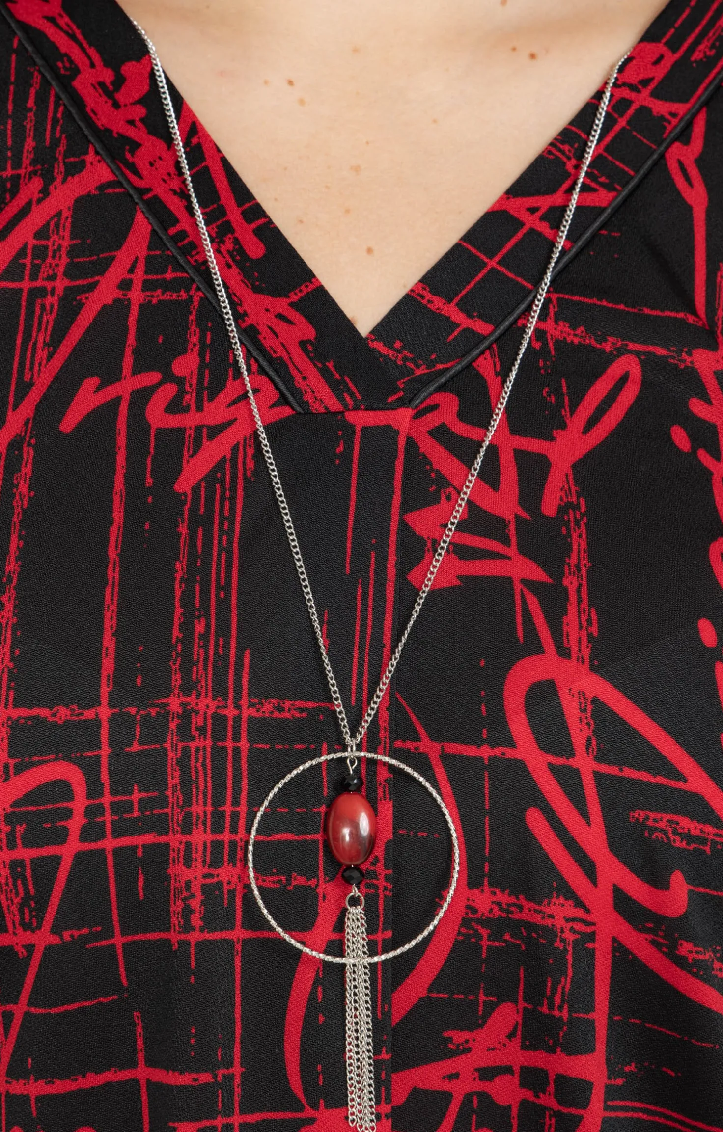 Tee-shirt imprimé avec collier
