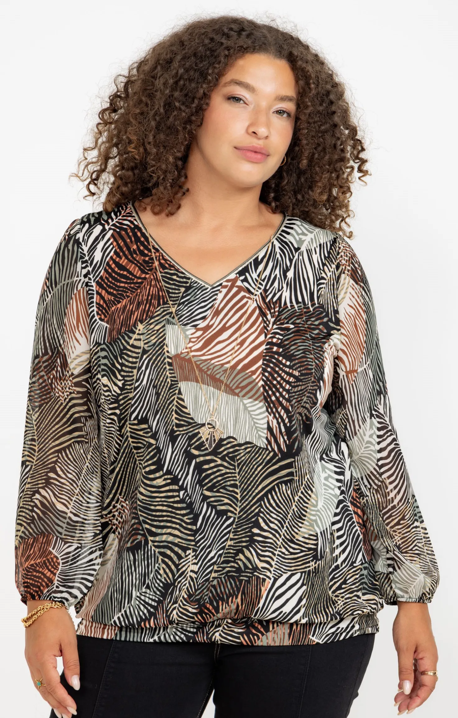 Tee-shirt imprimé végétal et collier
