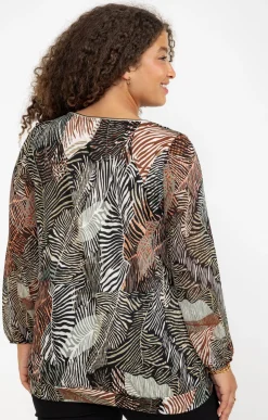 Tee-shirt imprimé végétal et collier