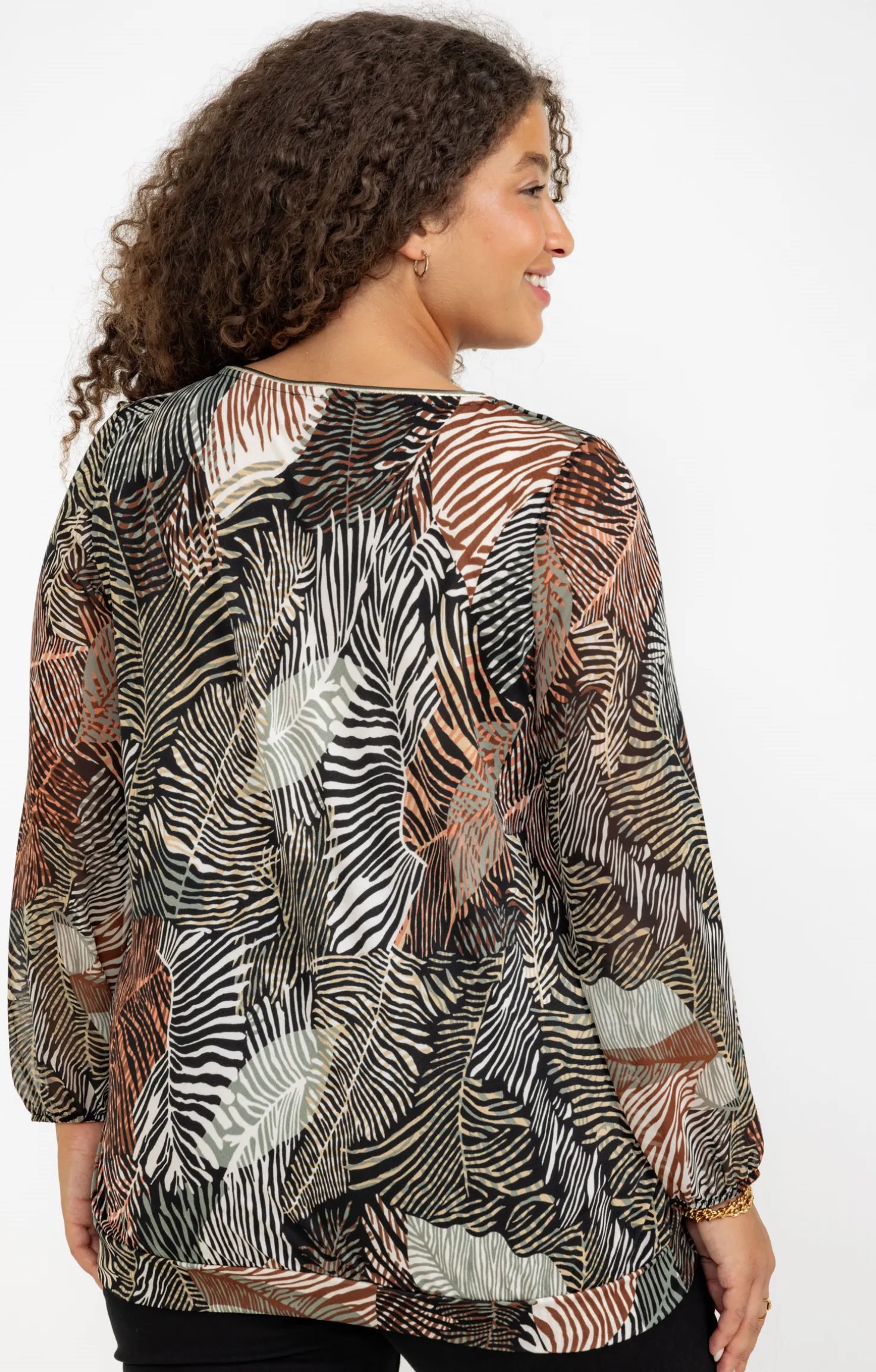 Tee-shirt imprimé végétal et collier