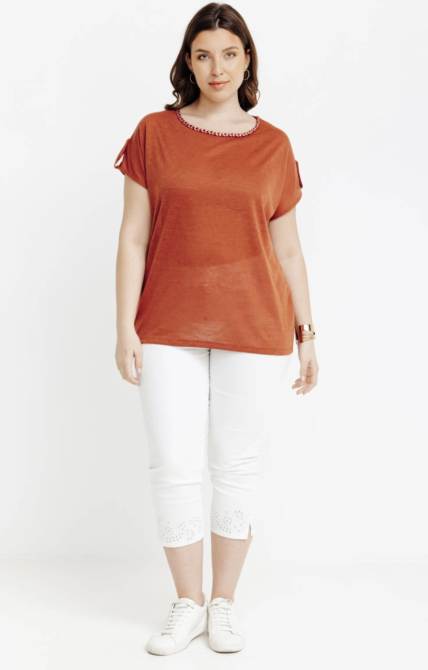 Tee-shirt uni avec tresse à l'encolure