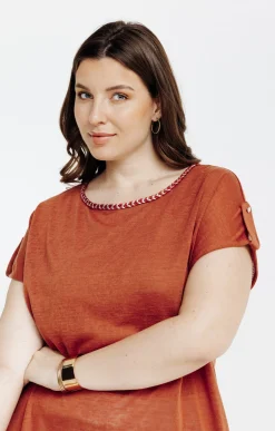 Tee-shirt uni avec tresse à l'encolure
