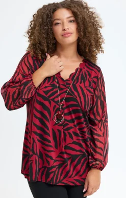 Tee-shrit imprimé et collier