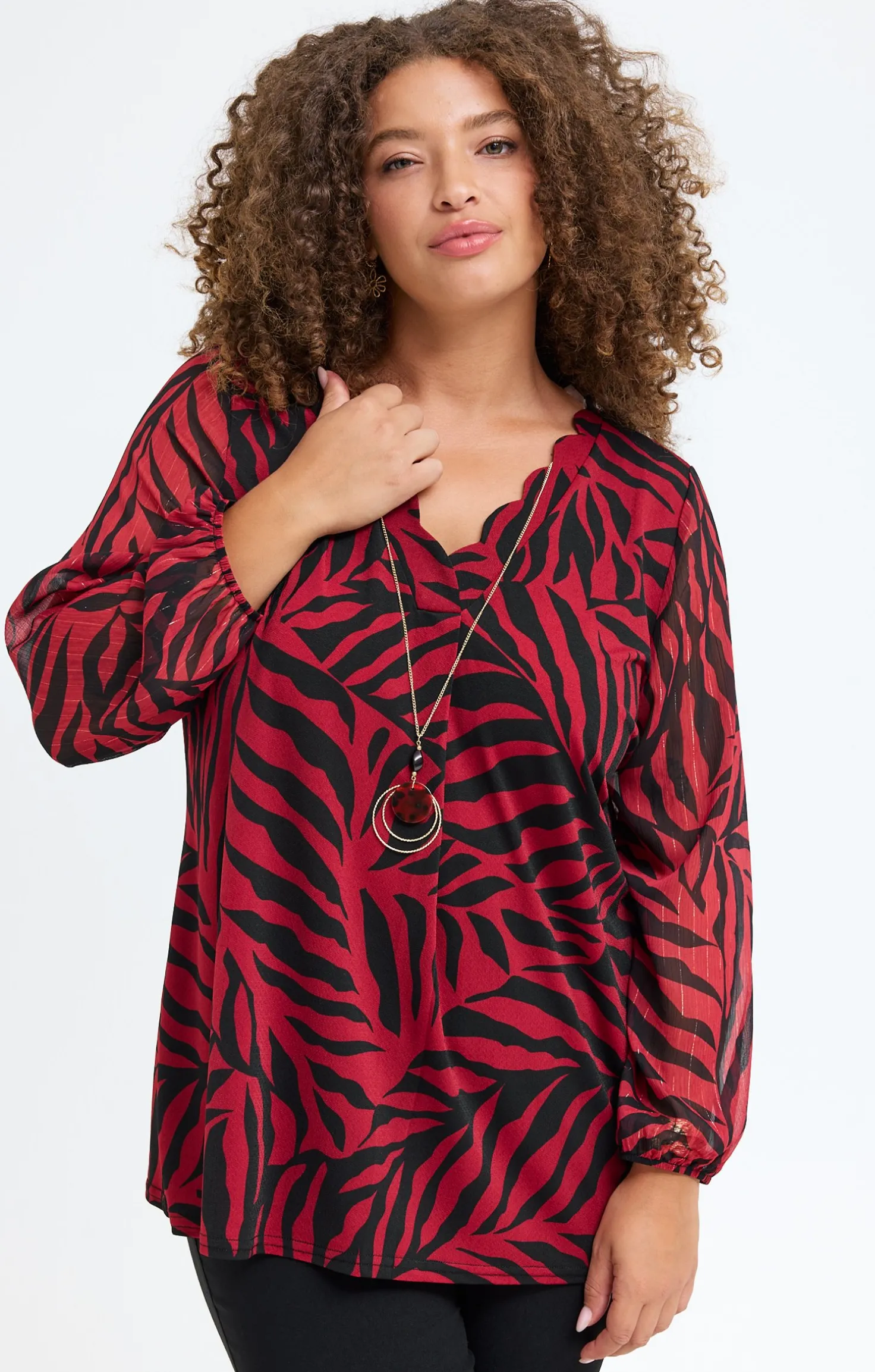 Tee-shrit imprimé et collier