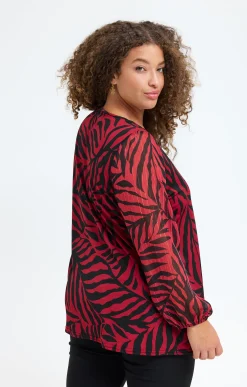 Tee-shrit imprimé et collier