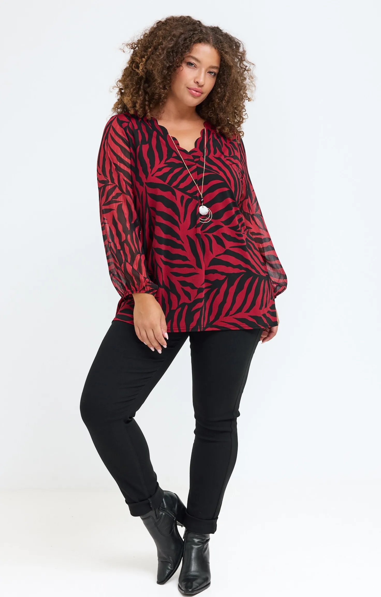 Tee-shrit imprimé et collier