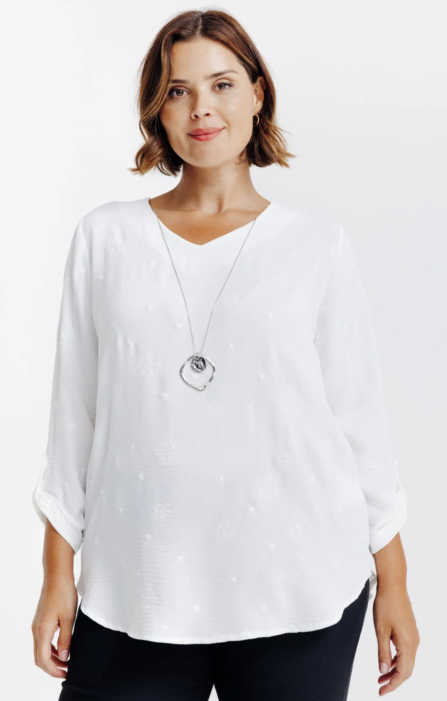 Tunique avec fleurs brodées et collier