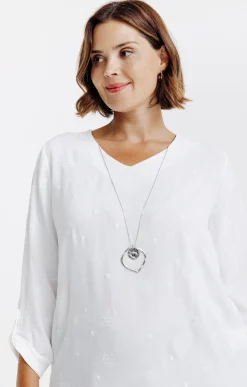 Tunique avec fleurs brodées et collier