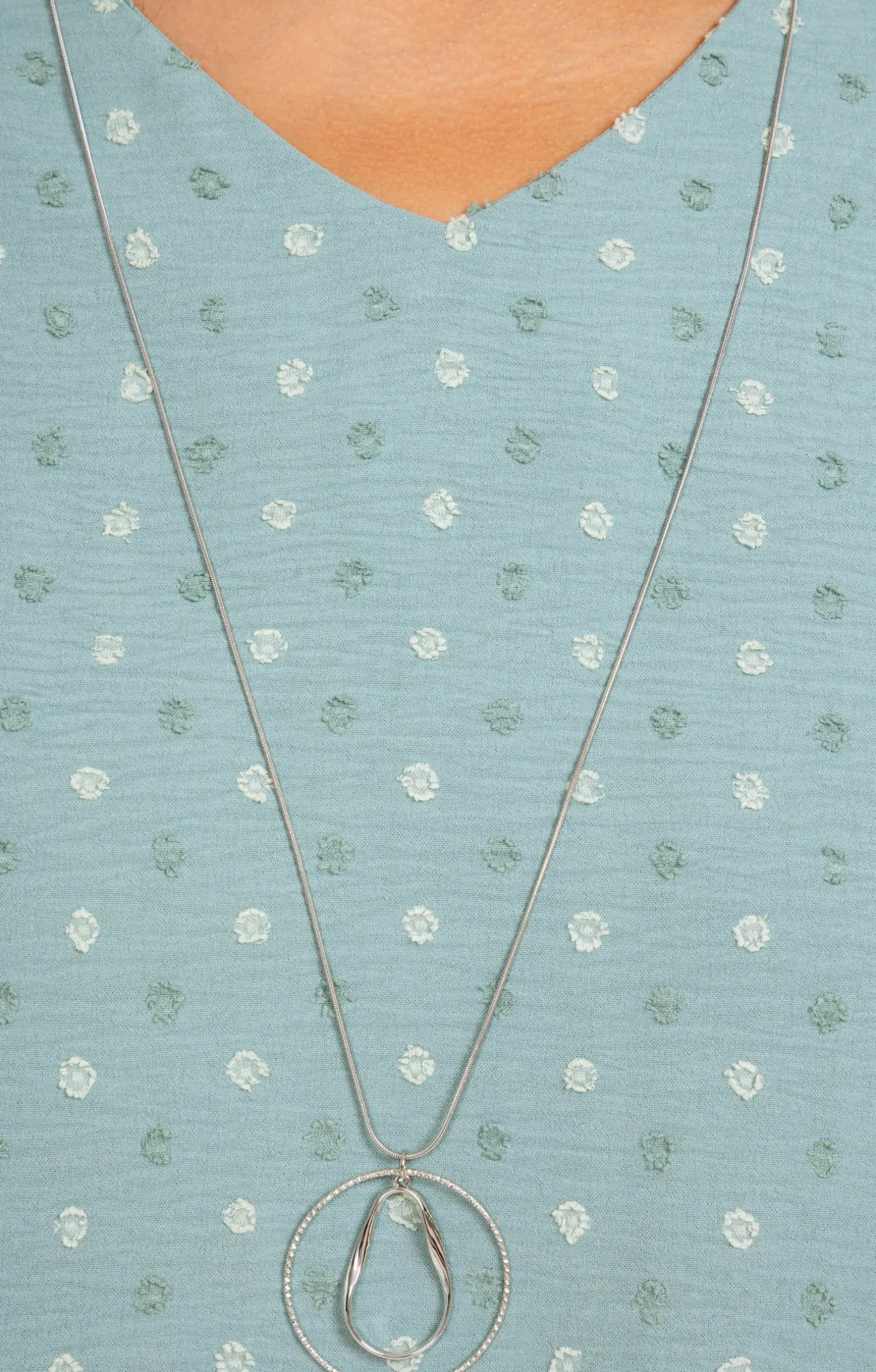 Tunique tissu fantaisie et collier